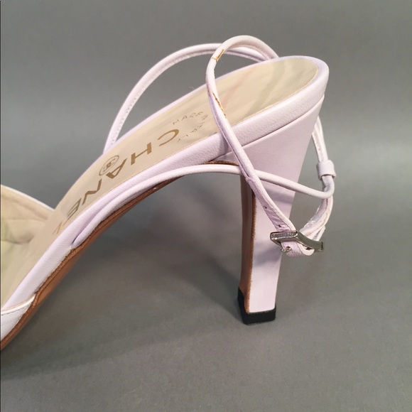 Vintage two tone pointy toe Chanel strap heels - Picture 5 of 8